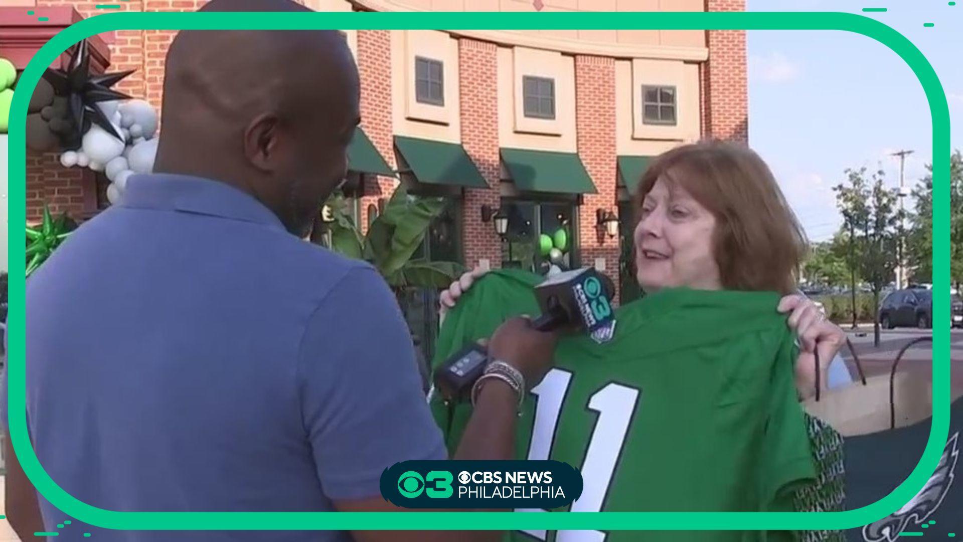 Fans Descend on Eagles Pro Shop, Gearing Up in Eagles' Green - CBS