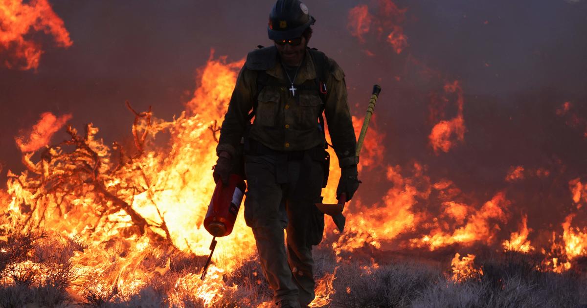 „Огнени вихри“ се бълват от огромен горски пожар, който бушува из Запада