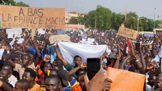 cbsn-fusion-french-nationals-to-be-evacuated-from-niger-as-violent-pro-coup-protests-continue-thumbnail-2171628-640x360.jpg 