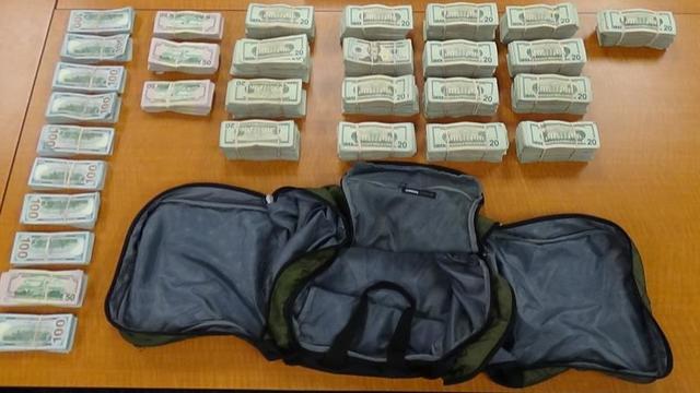 300500-in-cash-from-a-duffel-bag-seized-by-police.jpg 