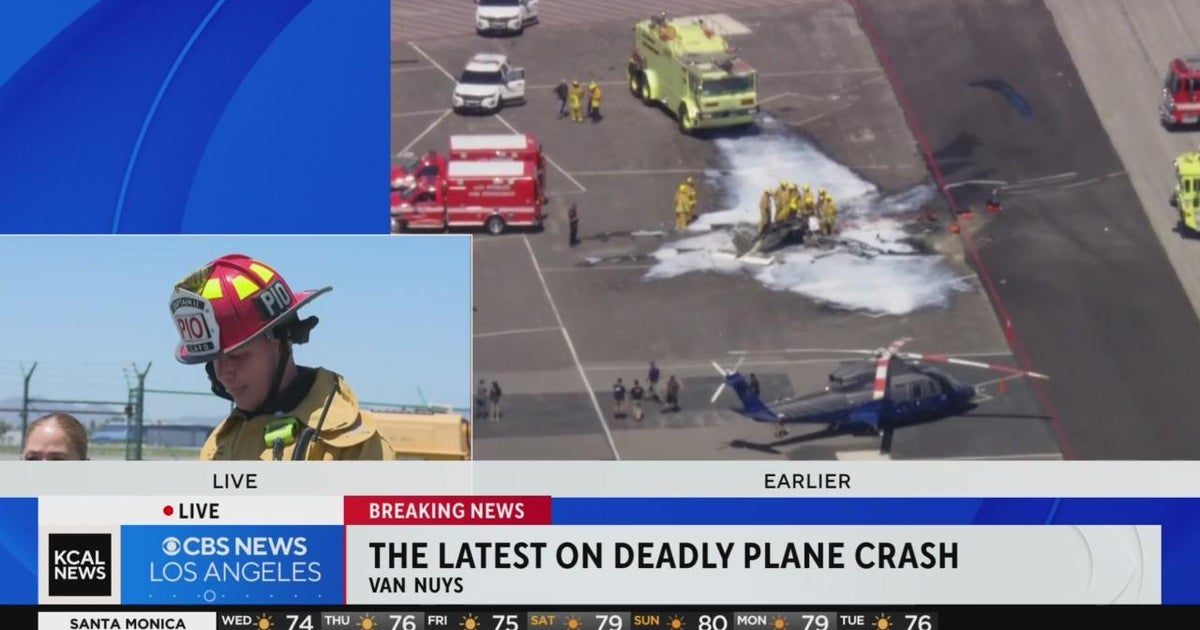 2 killed in small plane crash at Van Nuys Airport CBS Los Angeles(02)