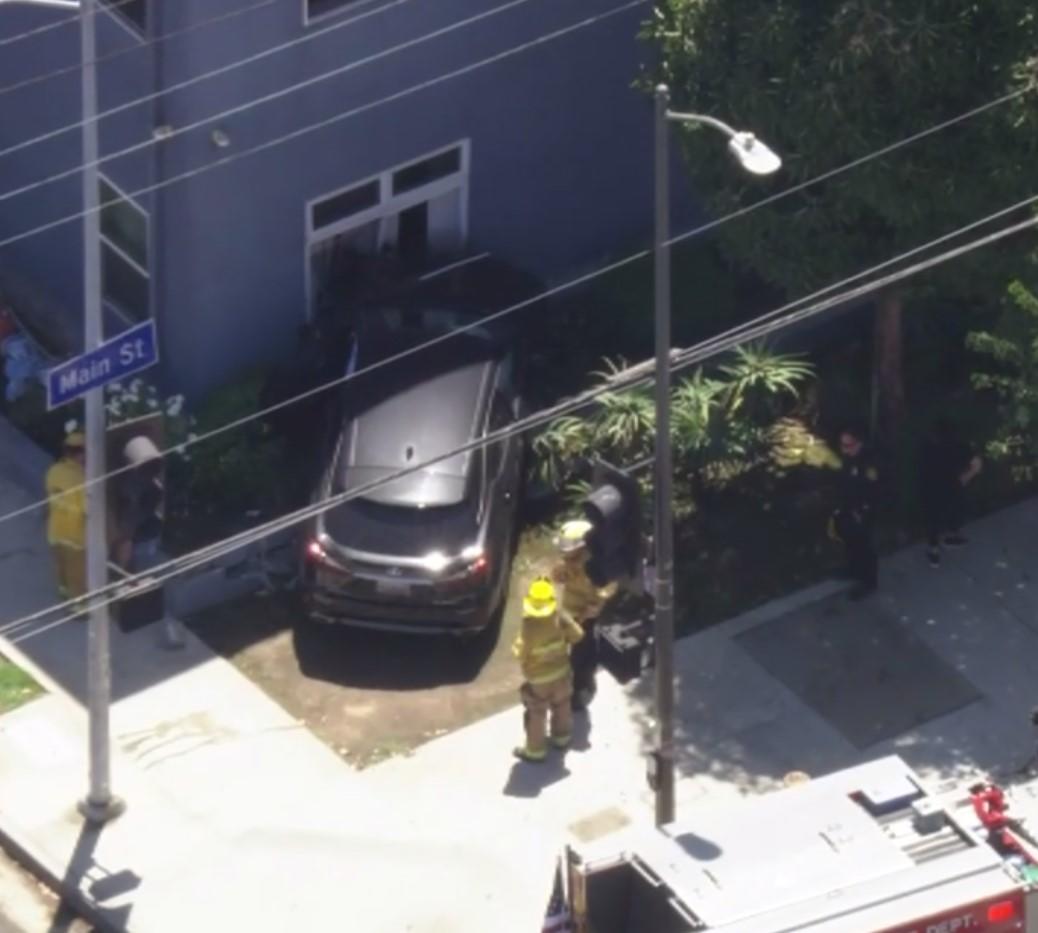 Vehicle crashes into South Park apartment building - CBS Los Angeles