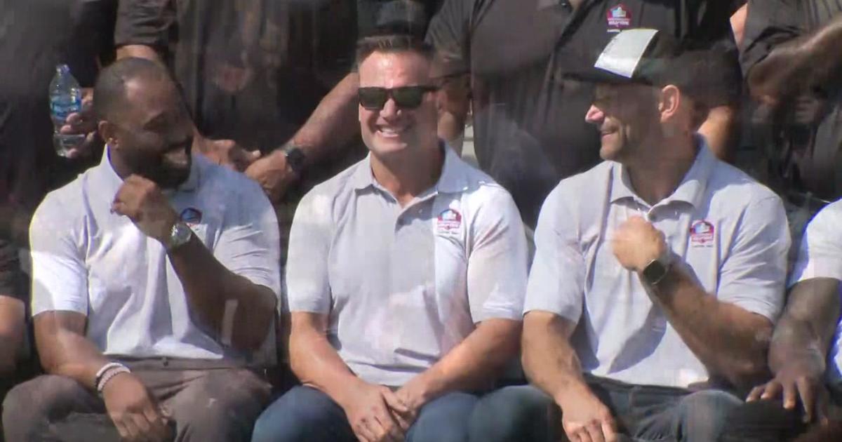 Zach Thomas' junior high coach surprises the NFL Hall of Fame inductee  ahead of ceremony - CBS Miami