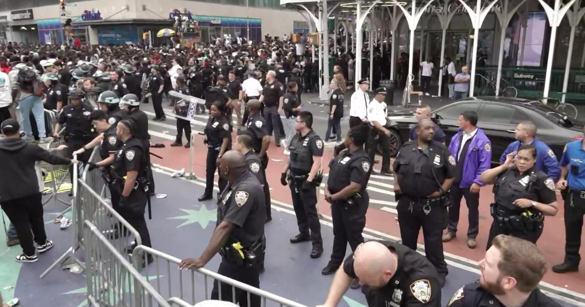 NYPD officers attacked crushed pushed during chaotic Union Square giveaway officials say CBS New York NYPD officers attacked crushed pushed during chaotic Union Square giveaway officials say CBS New York