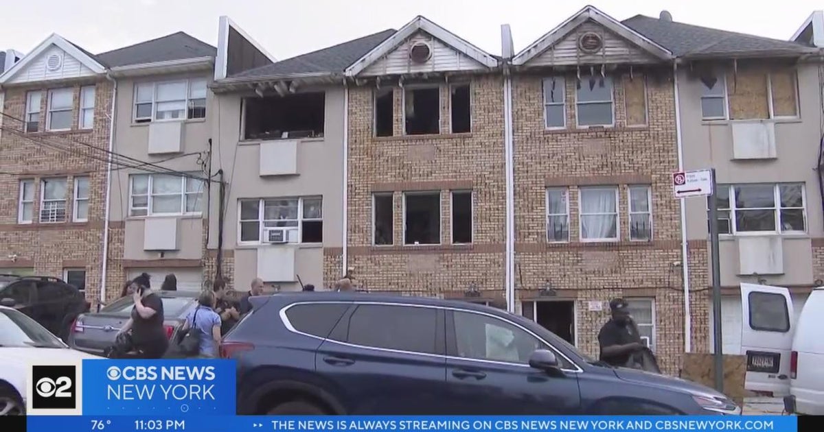 2 injured in Queens apartment building fire - CBS New York