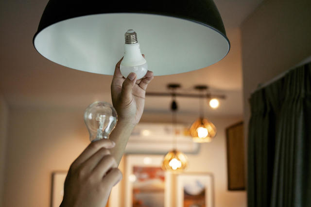 Incandescent light bulb ban: The best light bulbs you can still buy - CBS  News