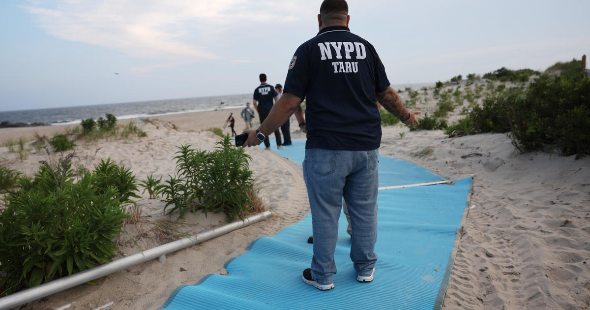 Акула напада, ранява критично жена на плажа Рокауей в Ню Йорк