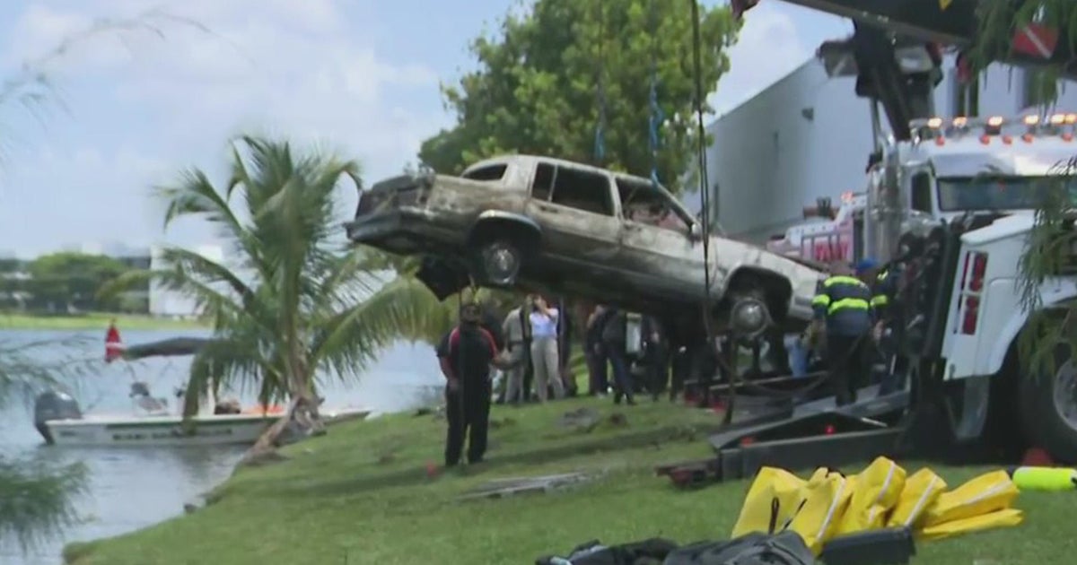 Stolen, abandoned autos pulled from Doral lake, police say Stolen, abandoned autos pulled from Doral lake, police say