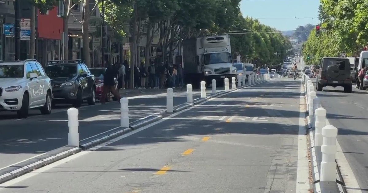 Uncommon Valencia Road middle bike lane in San Francisco’s Mission causes confusion Uncommon Valencia Road middle bike lane in San Francisco’s Mission causes confusion
