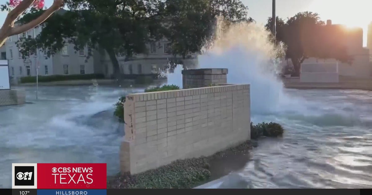 Downtown Fort Worth street closed after water main break - CBS Texas