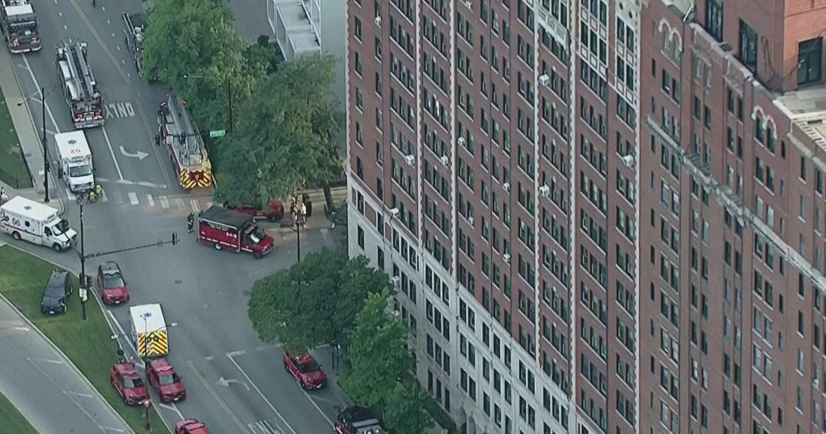 Fire breaks out in East Lakeview high-rise - CBS Chicago