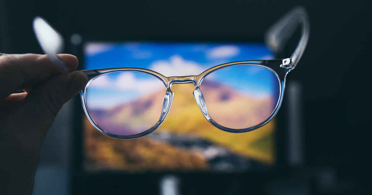 Изследователите са открили, че очилата, които блокират синята светлина, всъщност може да не помогнат при напрежението на очите или качеството на съня