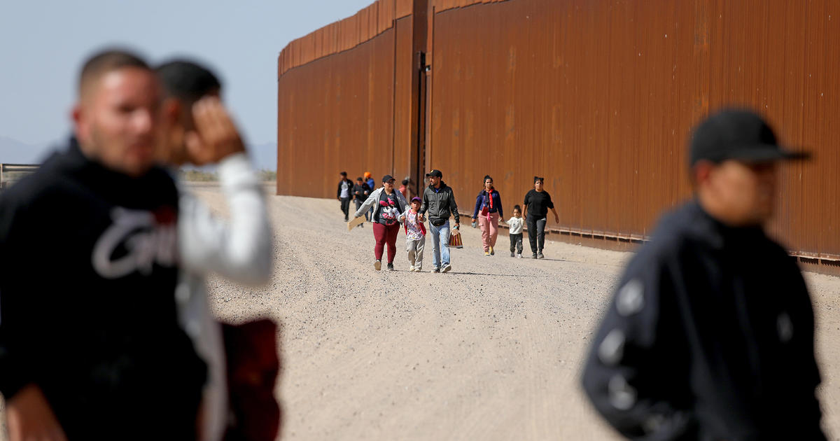 САЩ. служители по границата с Мексико са обработили мигранти 183