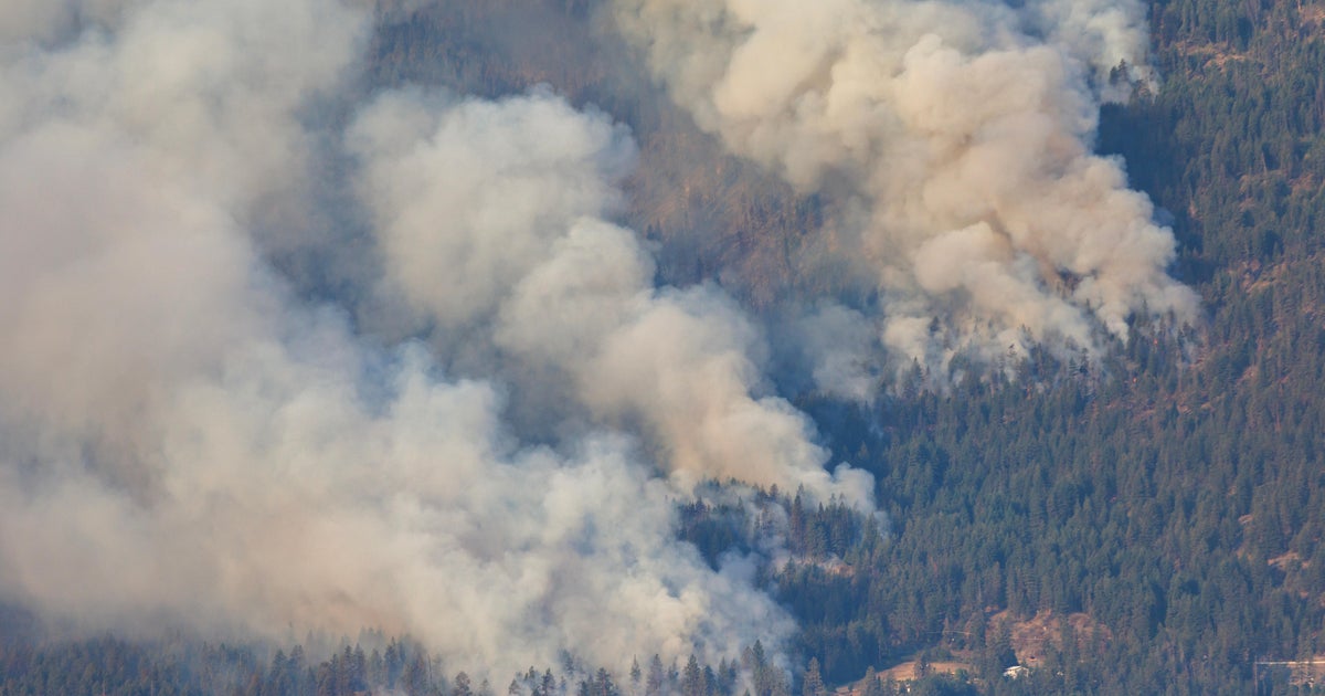 Etwa 30.000 Menschen wurden zur Evakuierung aufgefordert, da in British Columbia, Kanada, Waldbrände wüten Etwa 30.000 Menschen wurden zur Evakuierung aufgefordert, da in British Columbia, Kanada, Waldbrände wüten