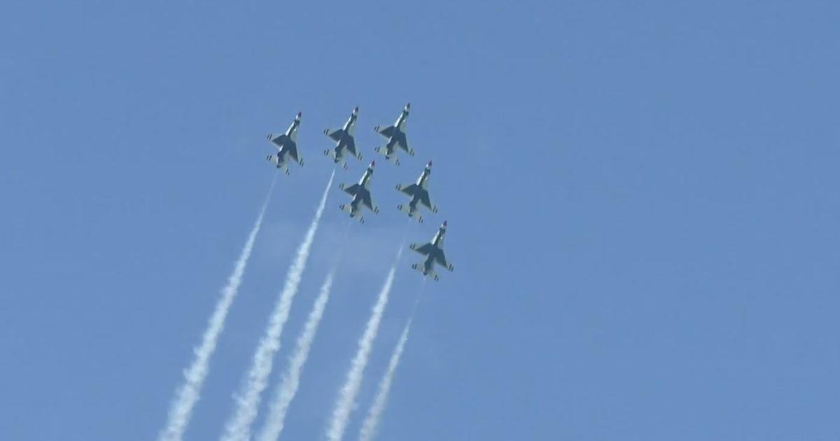 Spectators fill North Avenue Beach to enjoy Chicago Air and Water Show ...