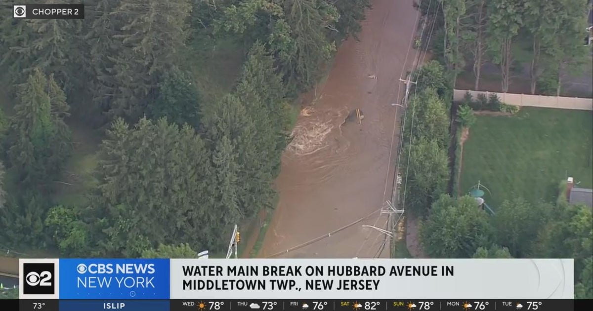 Water main break floods Hubbard Avenue in Middletown - CBS New York