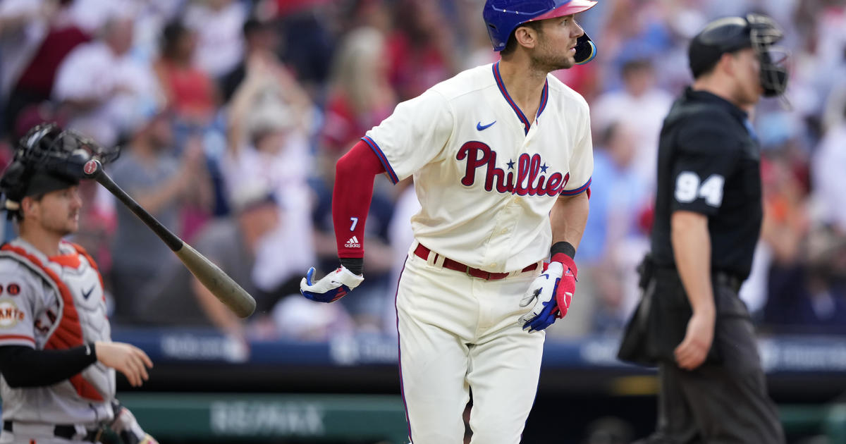 Mets walk 3 batters, hit 2 and make 1 error in 8th-inning meltdown and lose  7-6 to Phillies