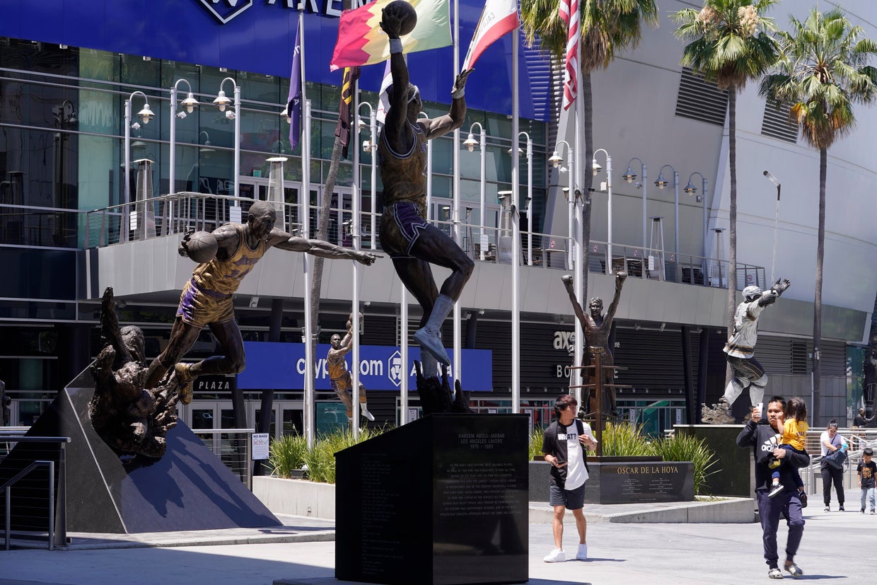 Lakers Bryant Statue Basketball 