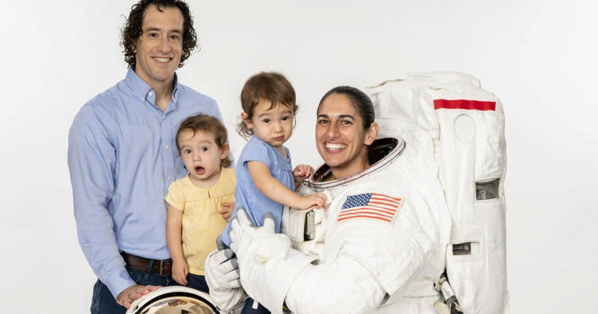 Запознайте се с Жасмин Могбели, морски пилот на хеликоптер и майка на близнаци, която ръководи екипаж до космическата станция
