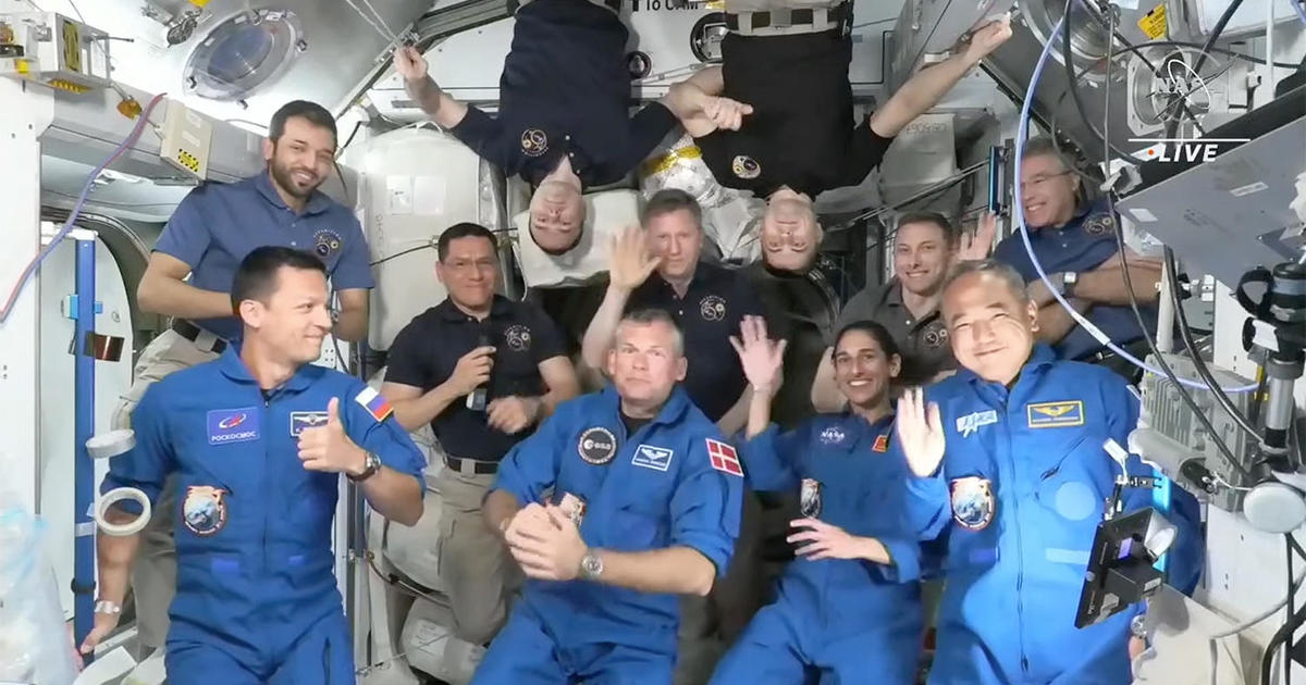 SpaceX Crew Dragon превозва екипаж от 3-ма души и 1-женски екипаж до международната космическа станция