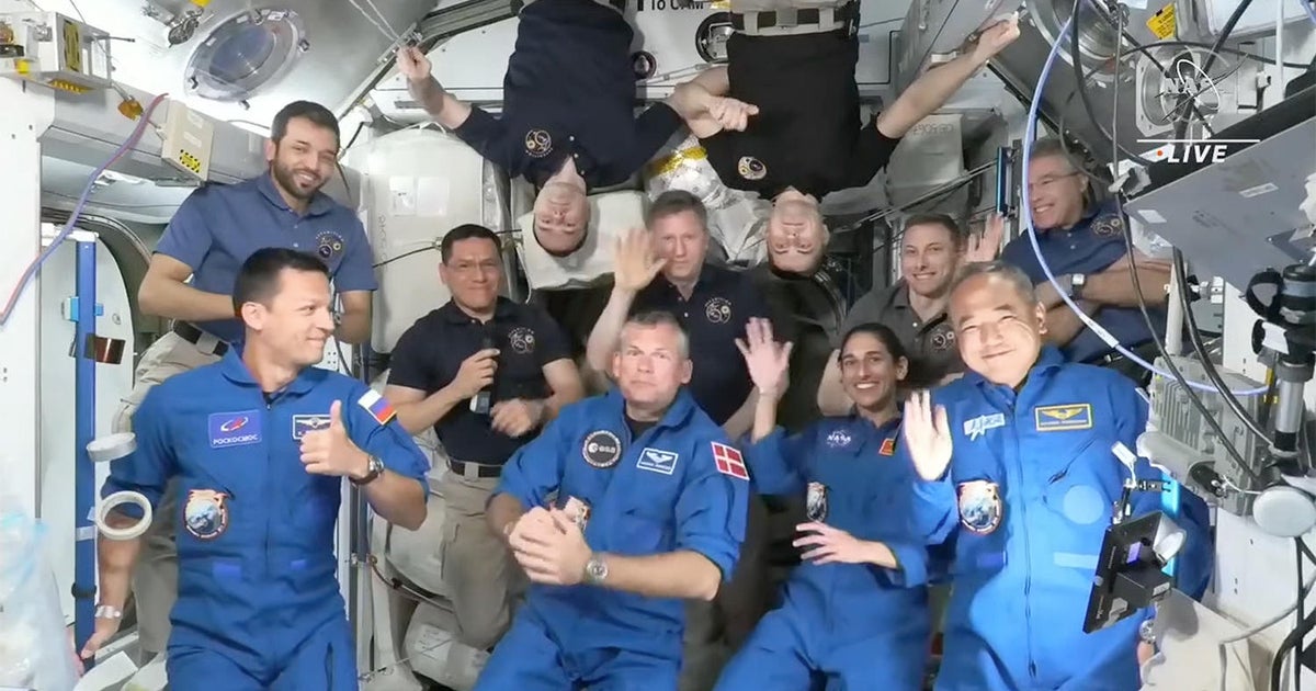 SpaceX Crew Dragon ferries 3man 1woman crew to international space station CBS News SpaceX Crew Dragon ferries 3man 1woman crew to international space station CBS News