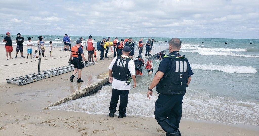 Lifeguards, Chicago firefighters rescue 4 from Lake Michigan after jet ...