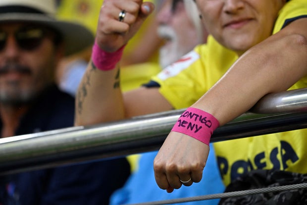 A supporter bears a wrist ribbon in support to Spain's midfielder Jennifer Hermoso amid widespread outrage over unsolicited kiss on her lips by president of Spain's football federation Luis Rubiales, prior the Spanish Liga football match between Villarreal CF and FC Barcelona at La Ceramica stadium in Villareal on August 27, 2023