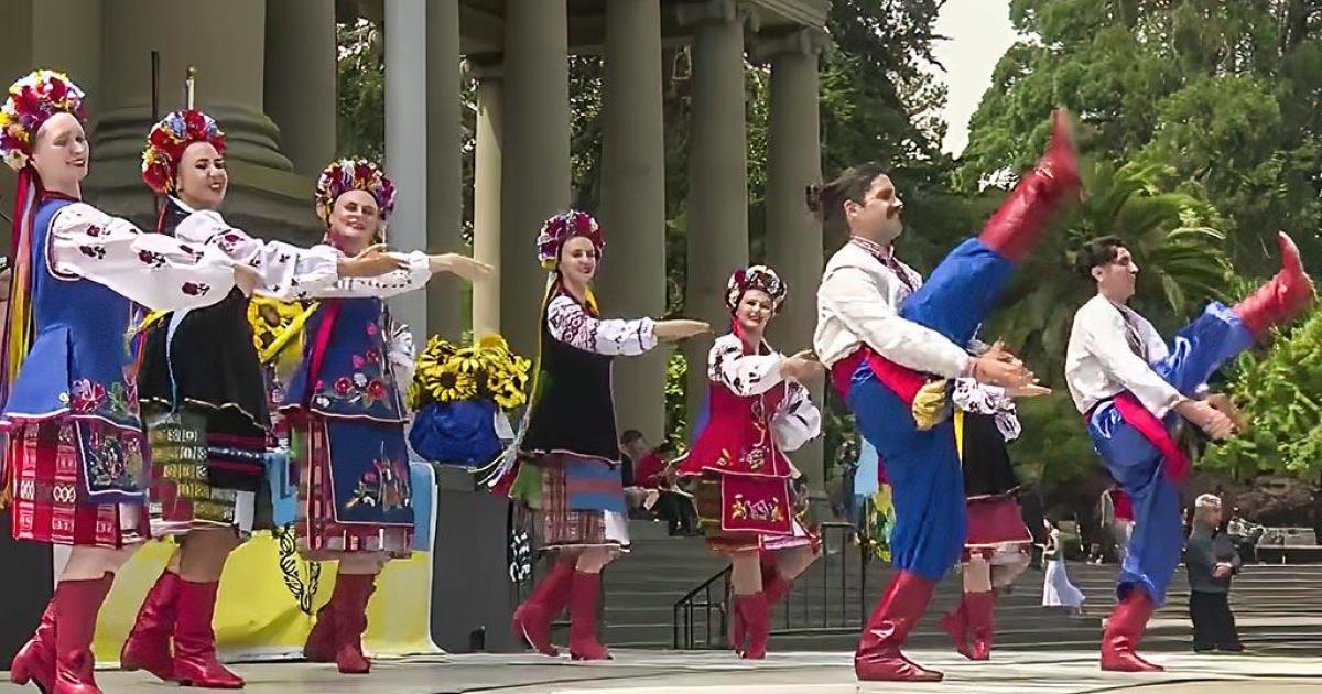 Сотні святкують Незалежність України у парку Золоті ворота