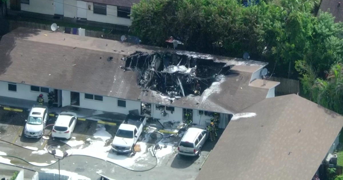 Хеликоптер на офиса на шерифа на Брауърд се разби в жилищна сграда в Помпано Бийч