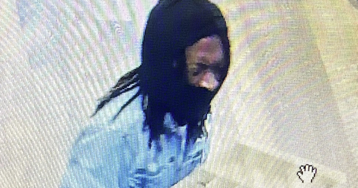 Suspect robbed Wicker Park bank remains at large