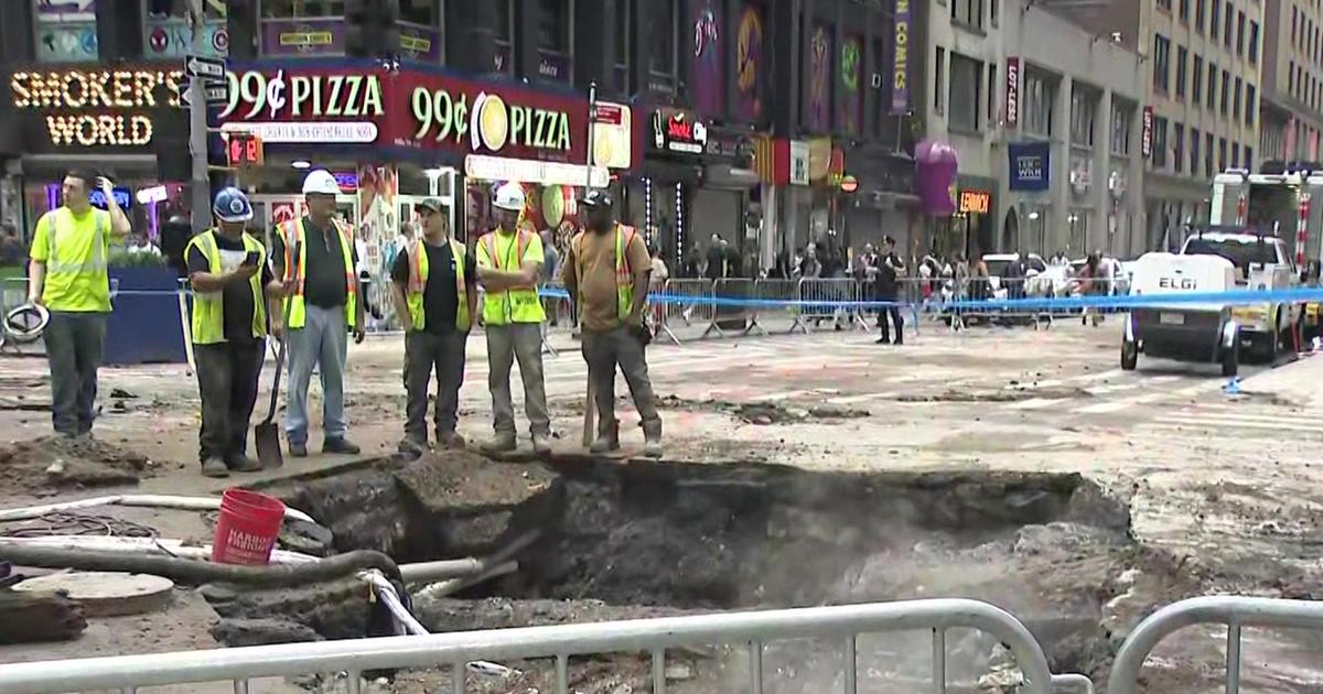 La metropolitana è stata riaperta e sono in corso i lavori di riparazione delle strade dopo che un grande scivolo d’acqua ha allagato Times Square