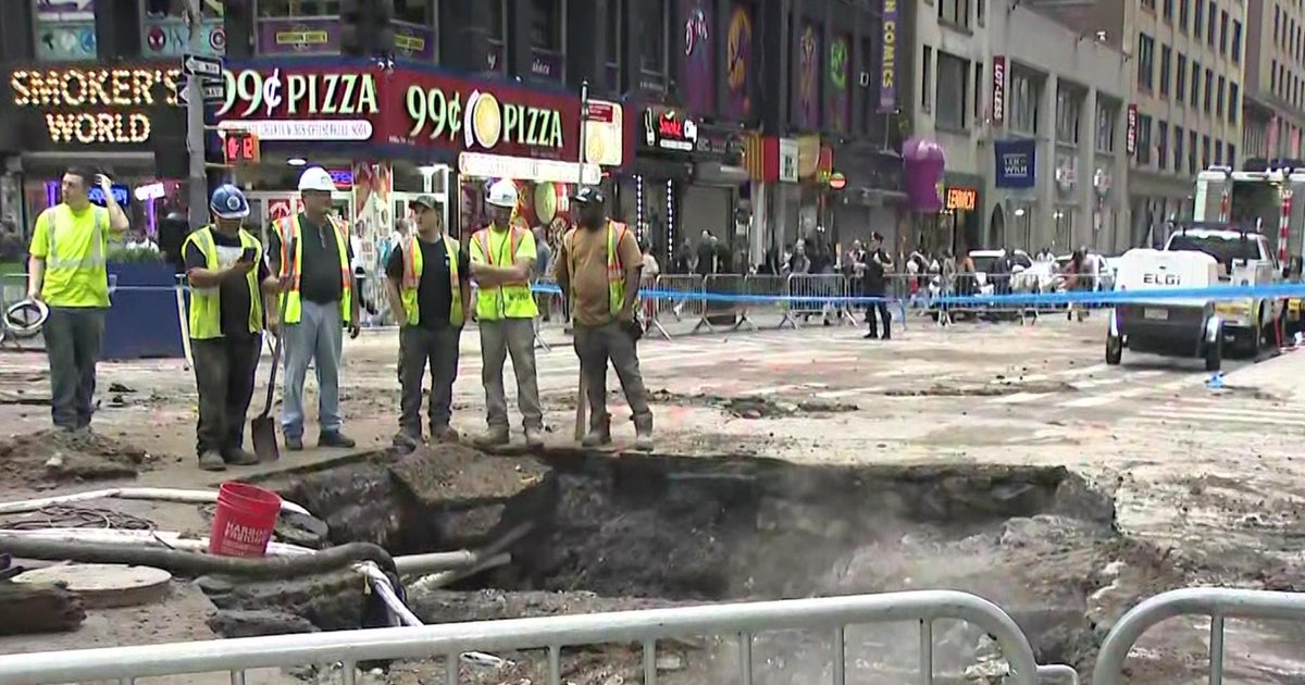 Die U-Bahn ist wieder geöffnet und Straßenreparaturen sind im Gange, nachdem eine große Wasserrutsche den Times Square überschwemmt hat Die U-Bahn ist wieder geöffnet und Straßenreparaturen sind im Gange, nachdem eine große Wasserrutsche den Times Square überschwemmt hat