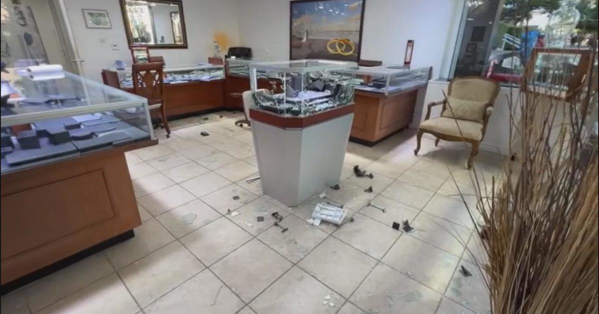 Jewelry store owner pepper sprayed in Pasadena smash-and-grab robbery - CBS  Los Angeles