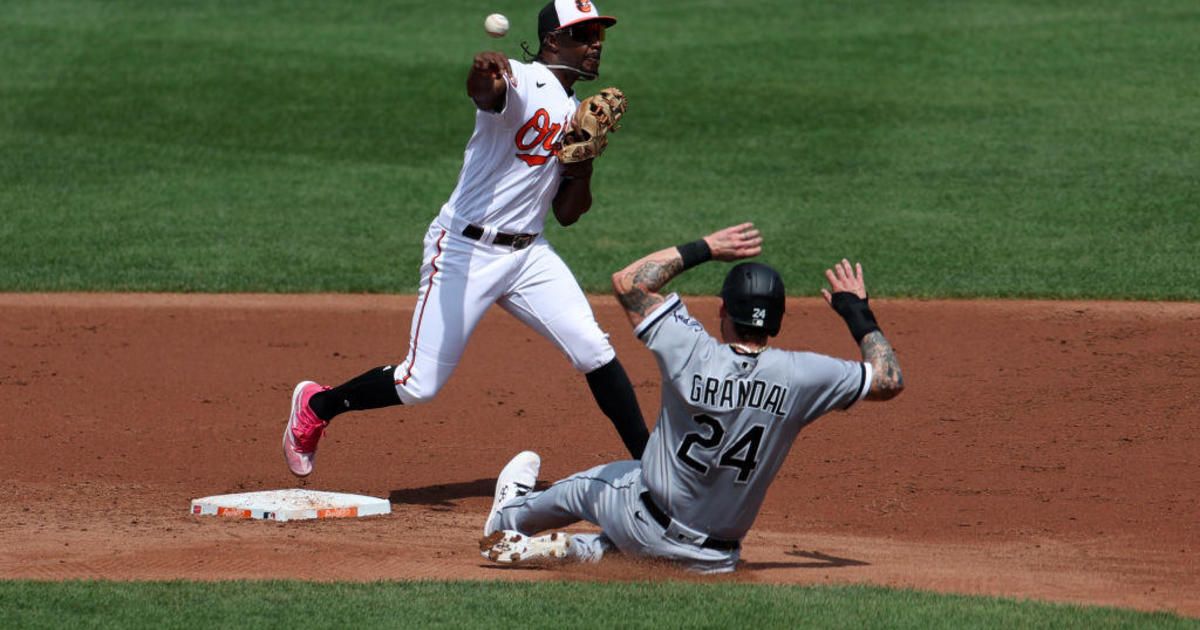 Robert homers twice to power White Sox past Red Sox 4-1