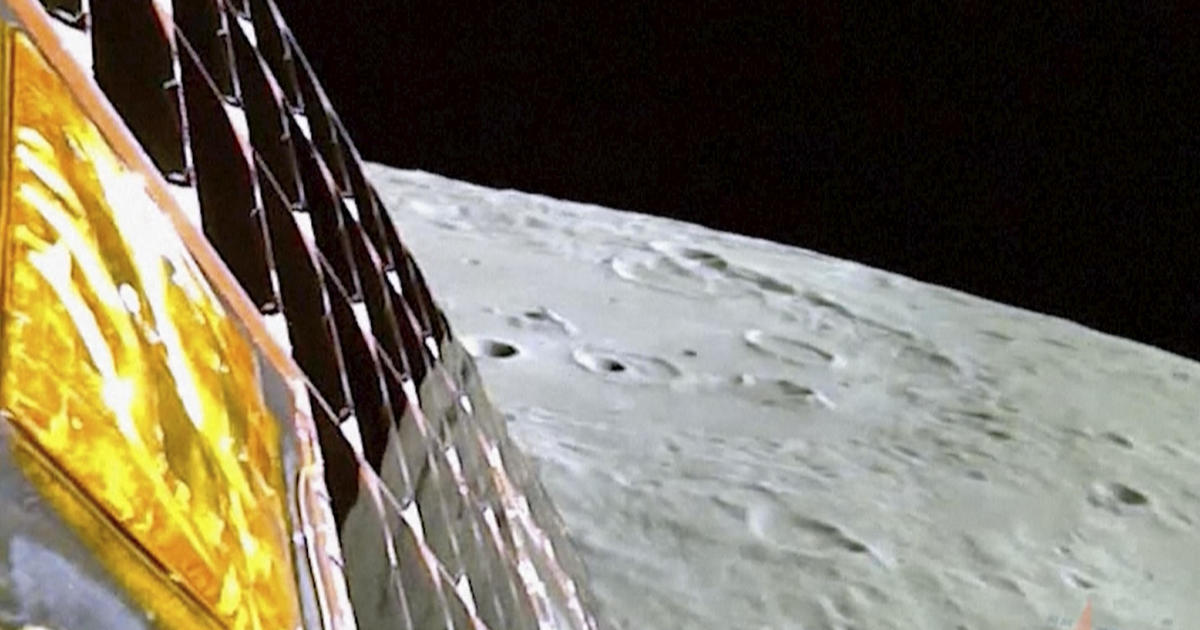 Индийският луноход откри сяра, други елементи в търсене на вода близо до южния полюс на Луната