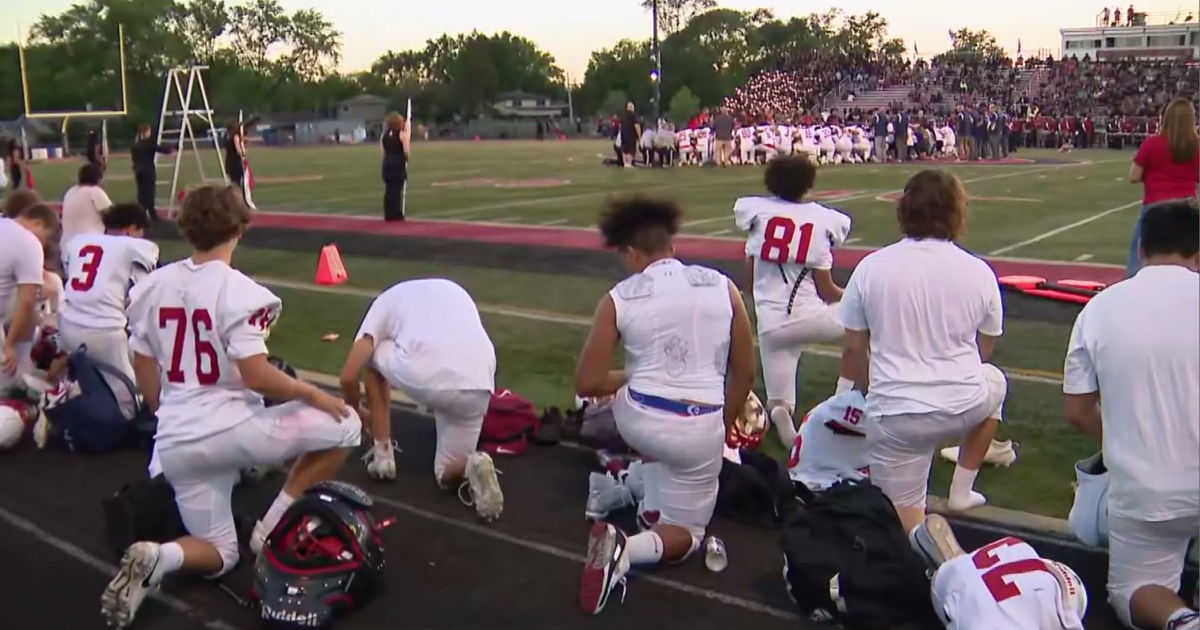 Teams come together at football game to remember South Elgin students ...