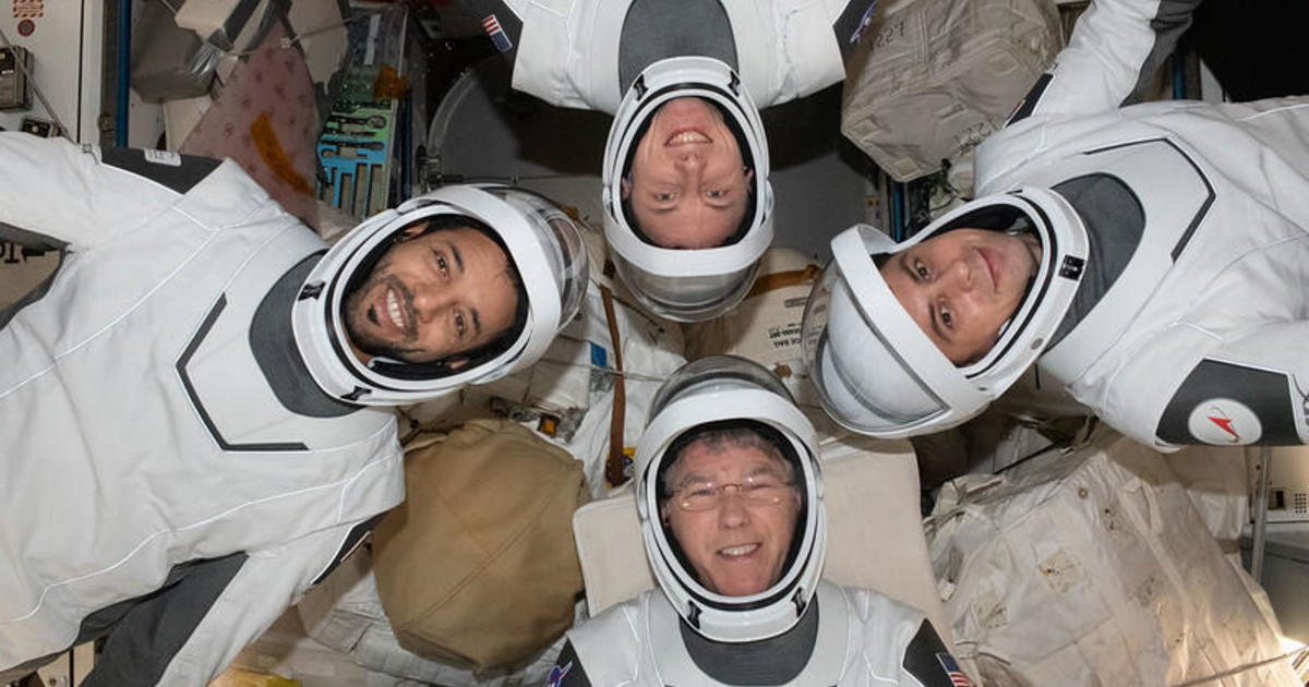 Четирима космически кораб Space X Crew Dragon приключва шестмесечния престой в орбита