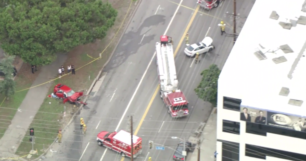 Grisly multi-car crash leaves 2 dead, 1 injured in West L.A. - CBS Los ...