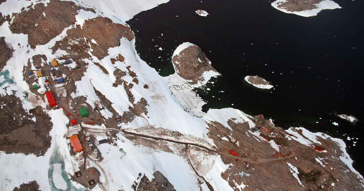 Ледоразбивач, 2 хеликоптера, използвани в опасна спасителна мисия в Антарктика, тъй като изследовател се разболява