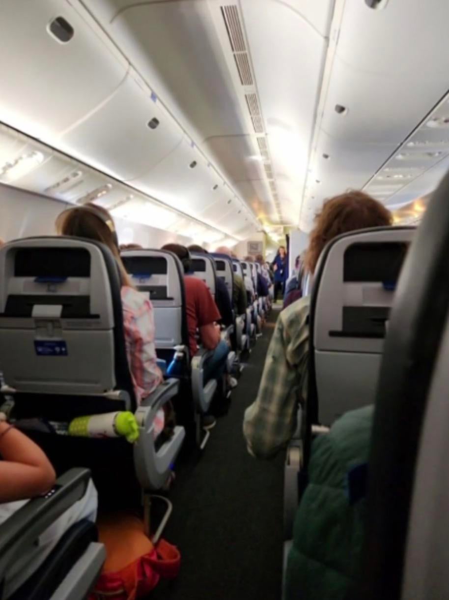 Avoid The Chaos! United Airlines Nationwide Ground Stop Update - 0zb0whl