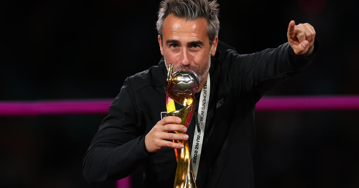 Испанският треньор по футбол за жени, който нарече скандала с целувките на Световното първенство „истинска глупост“, беше уволнен
