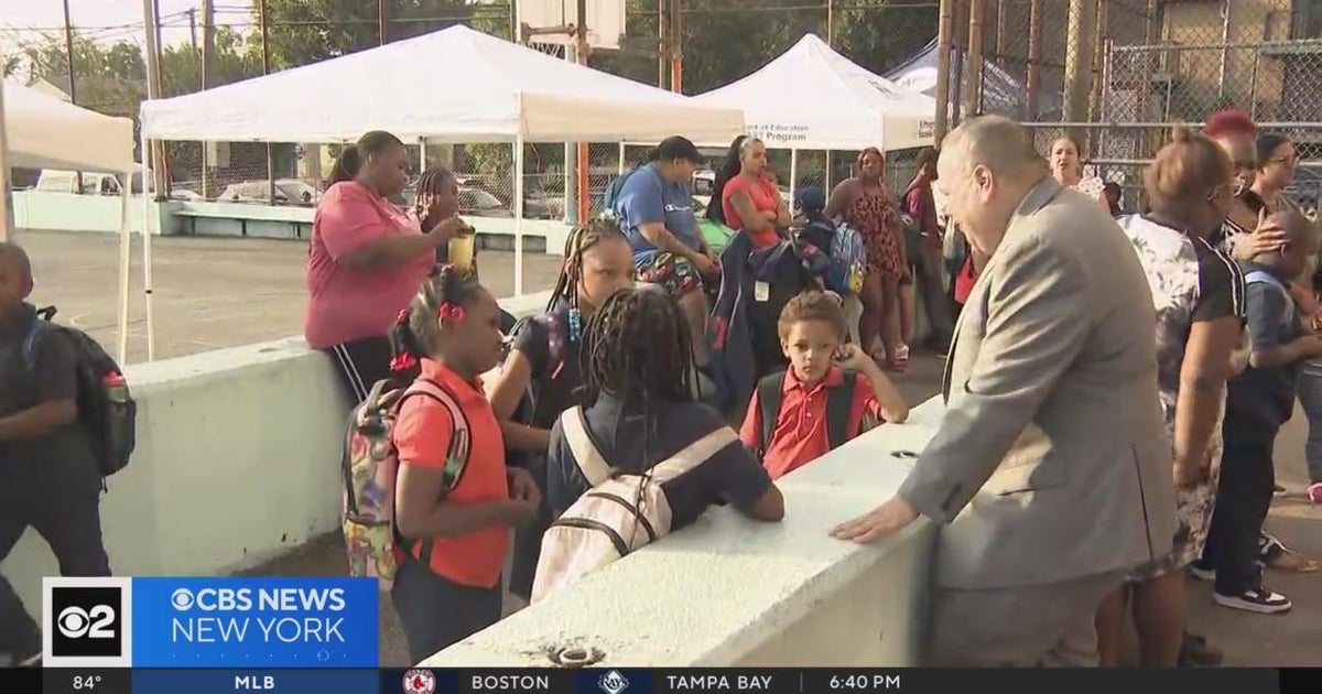Students welcomed back for 1st day of school in Newark - CBS New York