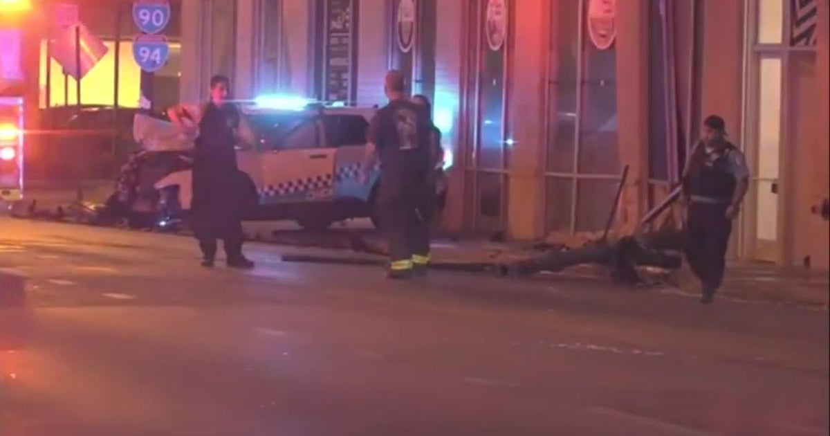 CPD squad car crashes into pole in West Town - CBS Chicago