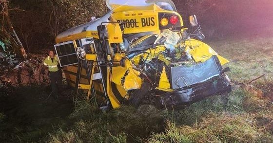 Semi truck driver arrested after leaving scene of crash involving school bus on I-65