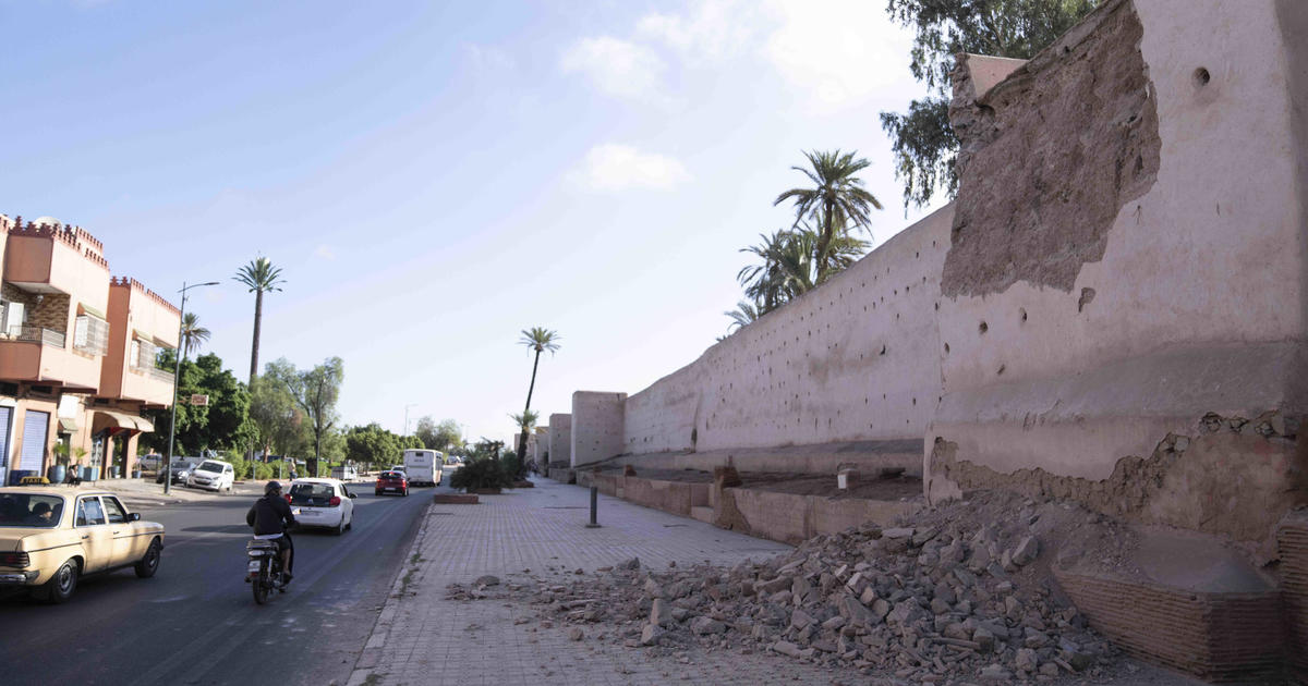 Zemětřesení v Maroku si vyžádalo nejméně 820 mrtvých, stovky dalších zranilo a způsobilo škody na historických památkách