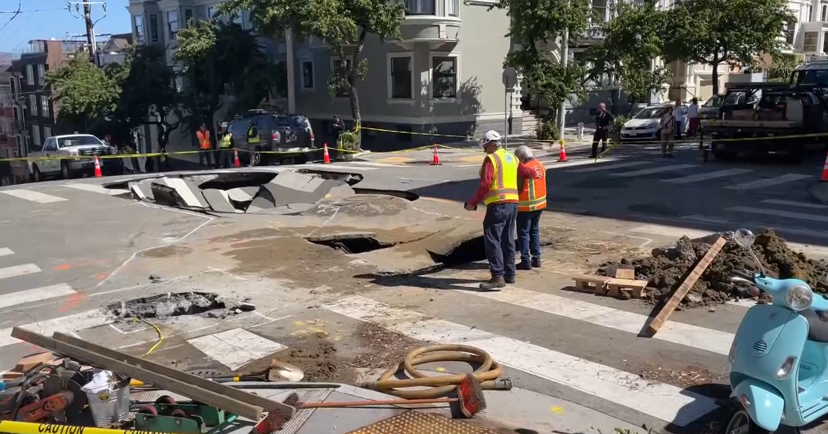 Sinkhole from massive San Francisco watermain break closes intersection at Fillmore and Green Sinkhole from massive San Francisco watermain break closes intersection at Fillmore and Green