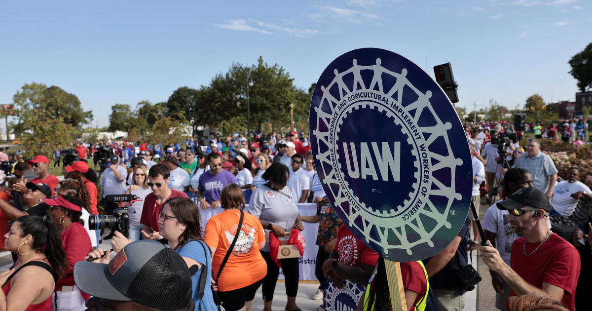 UAW talks: Deadline to reach contract negotiations passes, union