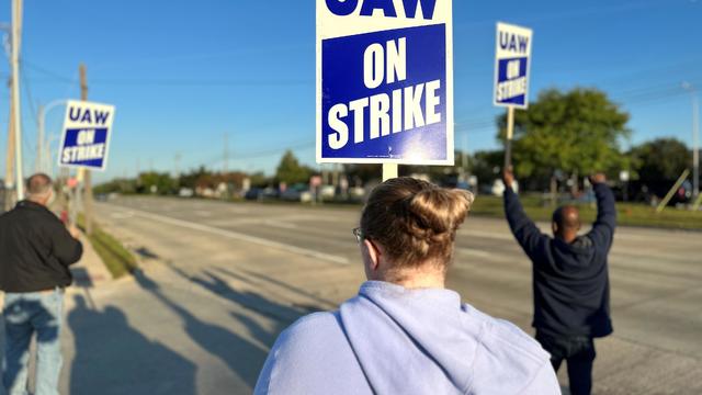 uaw-on-strike-1.jpg 