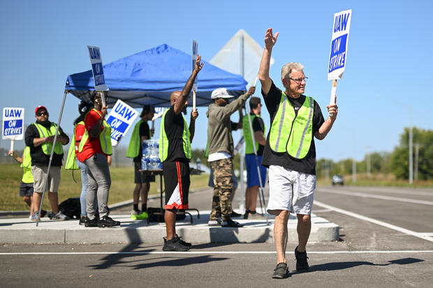 United Auto Workers Hold Limited Strikes As Contract Negotiations Expire 