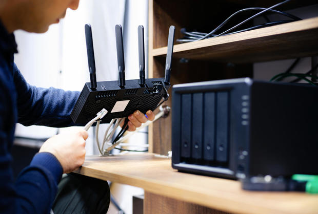 Man installing router